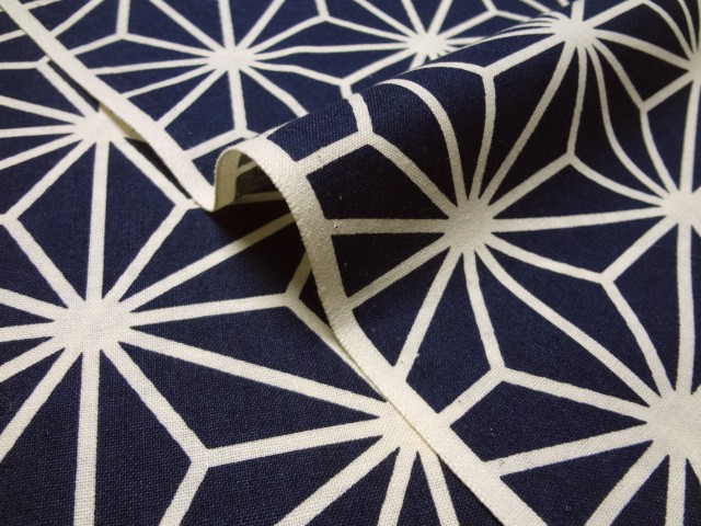 和柄 生地 綿 もめん生地 麻葉文様 (紺) 1m単位 切り売り