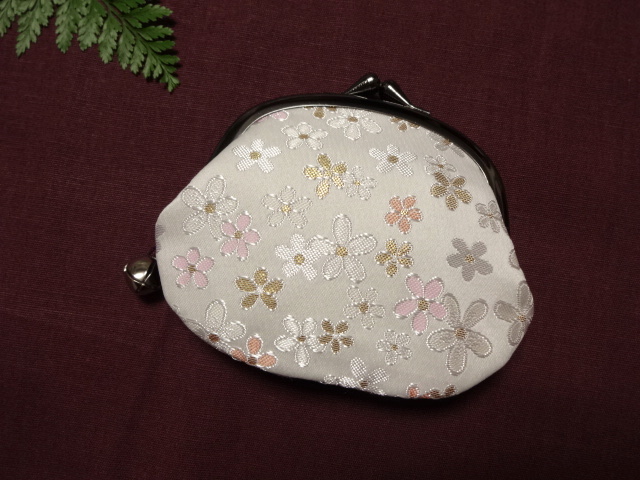 金襴 がま口 白地淡雪桜