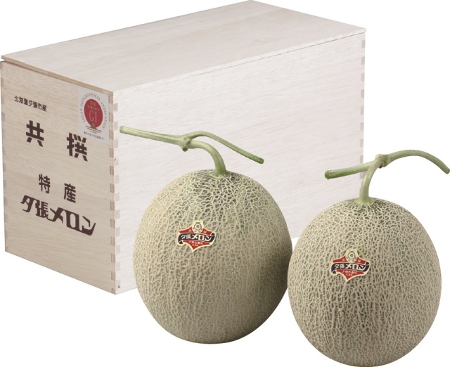 夕張メロン　秀品木箱入　２玉入（１玉／約１．６ｋｇ）　　【０１０】