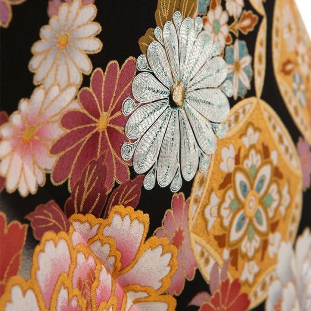 束ね熨斗（たばねのし）の流れと咲き誇る花々が美しい、晴れやかな席に