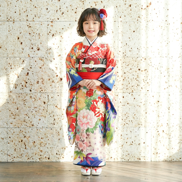 九重×中村里砂】千紫万紅な黒のお着物で、華麗な女性に変身｜着物