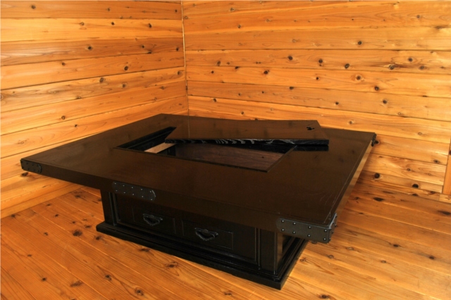 手造りのぬくもりが伝わる遠野民芸家具　火鉢・小引出付