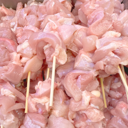 国産 皮がないのでももでもあっさり串（生串）5本 【焼き鳥】【やきとり】【もも肉】