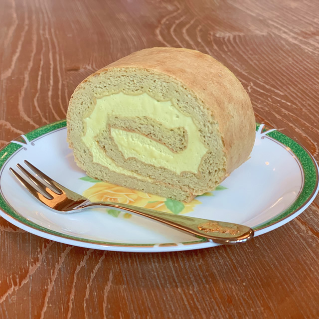 鎧塚俊彦が手掛けた低糖質 ロールケーキ（ピスタチオ）