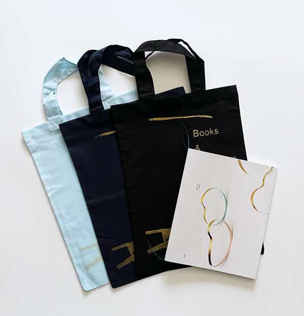 秋野ちひろ「本と金槌」bag [図録付]