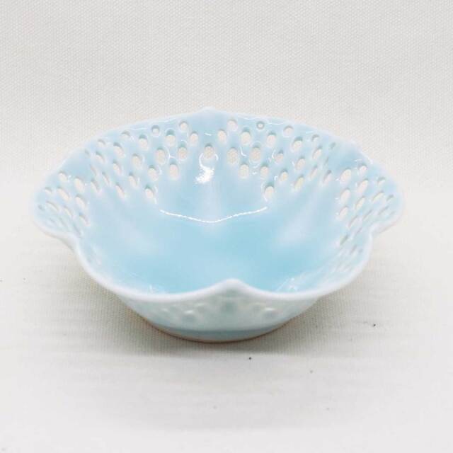 青白磁透かし彫小鉢