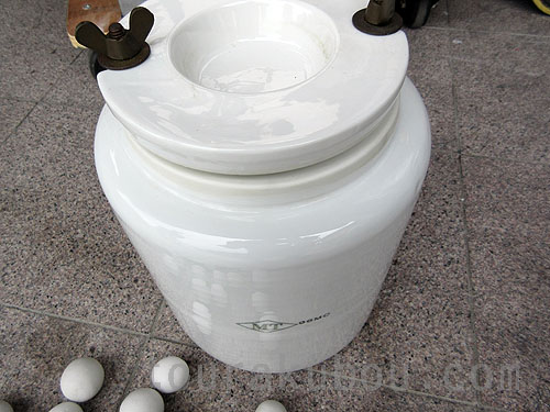 中古】ポットミル機MT-1 ＋ポットミル容器2個（磁器玉付き） 