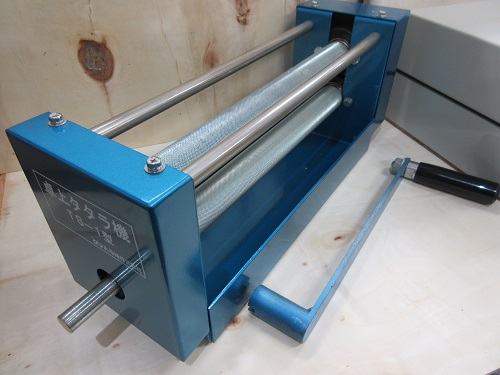 陶芸用陶板作り機。タタラ機