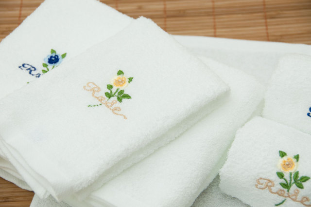 おしぼりハンドタオル　バラ柄刺繍入り
