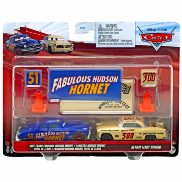 ディズニー ピクサー カーズ 2022 マテル 1/55スケール ダイキャスト ミニカー 2パック ダートトラック ファビュラス ハドソン・ホーネット & ヘイデイ・リロイ・ヘミング with サインボード