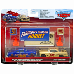 ディズニー ピクサー カーズ 2022 マテル 1/55スケール ダイキャスト ミニカー 2パック ダートトラック ファビュラス ハドソン・ホーネット & ヘイデイ・リロイ・ヘミング with サインボード