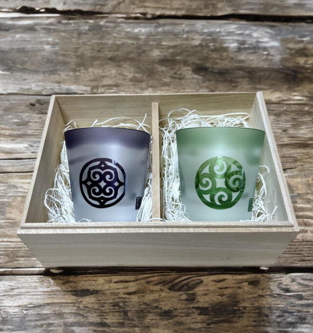 ペアグラスギフト：アイヌ文様ロックグラス（特製桐箱入り）