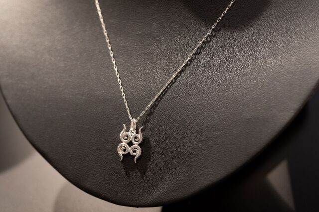 アイヌ文様ネックレス - sirokani-pe (シロカニぺ）銀の滴 | アイヌ