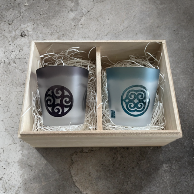 ペアグラスギフト：アイヌ文様ロックグラス（特製桐箱入り）