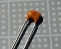 【セラミック】Vishay　セラミックコンデンサ　390pF 820pF・50VDC