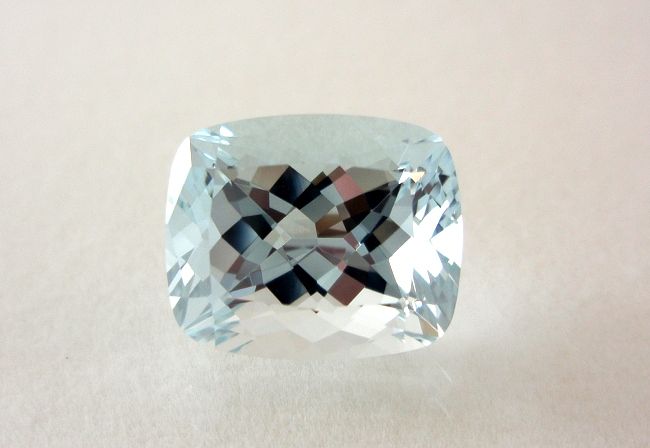 【高品質ルース】モザンビーク産アクアマリンルース　4.04カラット　クッションシェイプ　11x9mm