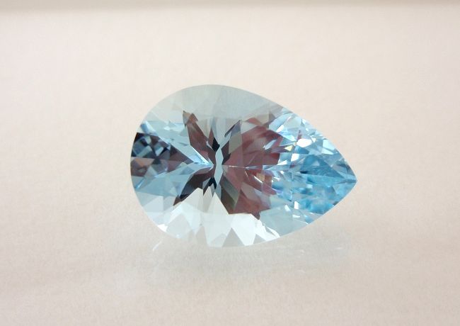 【高品質ルース】モザンビーク産アクアマリンルース　5.33ｃｔ．　ペアシェイプ　15.0x10.5mm