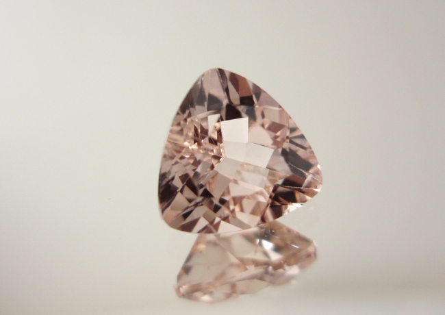 【アクセサリールース】ブラウニッシュの輝き！！モザンビーク産ベリルルース１．６２カラット　トリリアントシェイプ