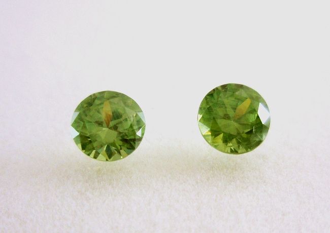 【アクセサリールース】【ペアルース】ロシア産　デマントイドガーネット　合計0.85ｃｔ．　4.6ｍｍラウンドシェイプ