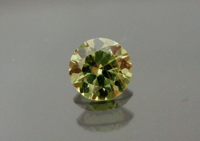 【高品質ルース】虹色の輝きが美しい！！ロシア産デマントイドガーネット宝石ルース0.23カラット3.7mmラウンドシェイプ