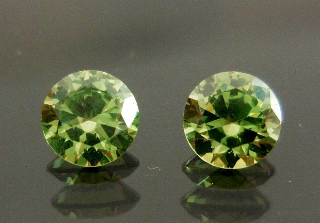 【高品質ルース】【ペアルース】　虹色の輝き！！ロシア産デマントイドガーネットルース　合計0.49ｃｔ．ラウンドシェイプ3.8ｍｍ