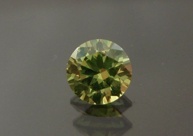 【高品質ルース】虹色の輝きが美しい！！ロシア産デマントイドガーネット宝石ルース0.28カラット3.9mmラウンドシェイプ