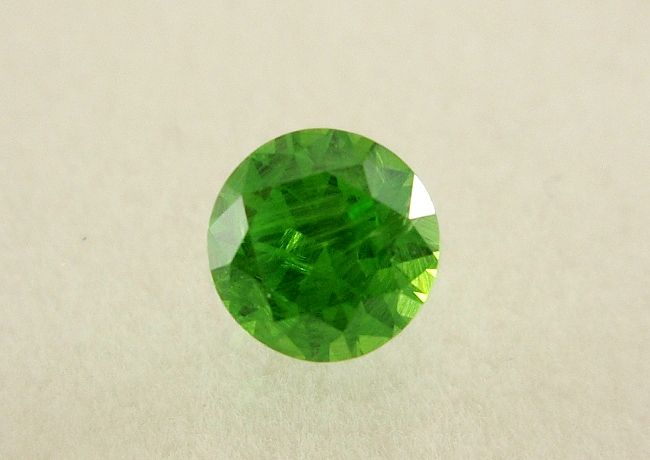 【高品質ルース】内部に流れるホーステールインクルージョン！！ロシア産デマントイドガーネット0.51ct.ラウンドシェイプ