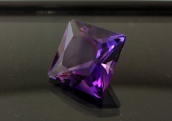 【高品質ルース】深みのある紫色！！ブラジル産アメシストルース　4.2カラットUP　スクエアシェイプ　１0ｍｍ