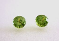 【アクセサリールース】【ペアルース】ロシア産　デマントイドガーネット　合計0.85ｃｔ．　4.6ｍｍラウンドシェイプ