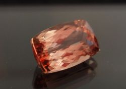 【高品質】ブラジル産　インペリアルトパーズ　２．６９カラット　クッションカット　１０ｘ６mm