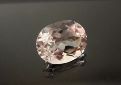 【アクセサリールース】透明感抜群！！モザンビーク産モルガナイトルース２．２４カラット　オーバルシェイプ