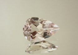 【アクセサリールース】きらきら透明感！！モザンビーク産モルガナイトルース１．５１カラットUP　ペアシェイプ