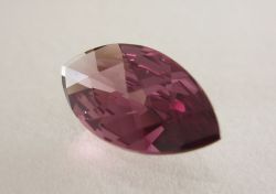 【高品質ルース】タンザニア産　ロードライトガーネット　１．５４カラット　マーキスチェッカーカット　１２ｘ６mm
