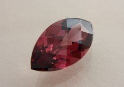 【高品質ルース】タンザニア産　ロードライトガーネット　１．９２カラット　マーキスシェイプチェッカーカット　１２ｘ６mm