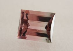 【アクセサリー】ナイジェリア産　バイカラートルマリン1.19カラット　レクタングル6.5ｘ5.5mm