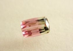 【高品質】カシミール産　バイカラートルマリン0.63カラット　クッション6x4mm