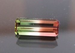 【高品質】ナイジェリア産　トリカラートルマリン　０．５４カラット　オクタゴン　８ｘ３mm
