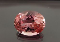 【高品質ルース】桜ピンクのボディーカラー！！カシミール産ピンクトルマリン　3.26ct.オーバルシェイプ