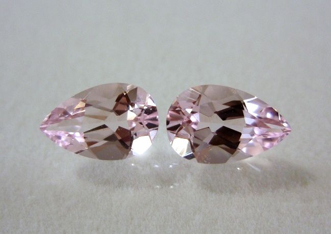【高品質ルース】【ペアルース】かわいいピンク！マダガスカル産モルガナイト　合計1.49ｃｔ．　ペアシェイプ8ｘ5