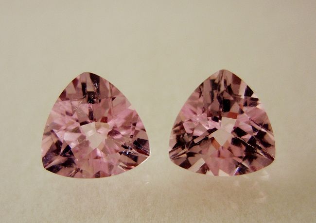 【アクセサリールース】【ペアルース】優しいピンクの輝き！マダガスカル産モルガナイト　合計1.30ｃｔ．トリリアントシェイプ6mm