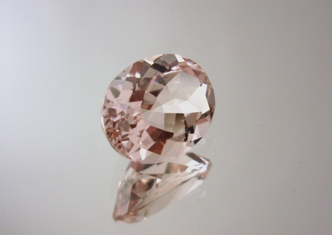 【アクセサリールース】透明感抜群！！モザンビーク産モルガナイトルース２．２３カラット　オーバルシェイプ