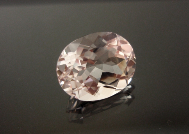 【アクセサリールース】透明感抜群！！モザンビーク産モルガナイトルース２．２４カラット　オーバルシェイプ