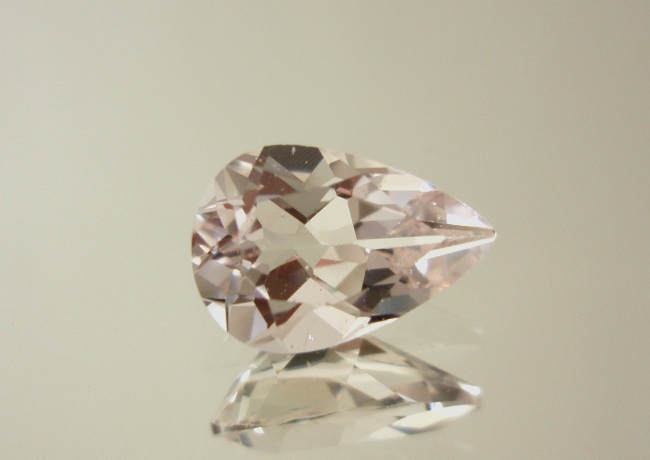 【アクセサリールース】きらきら透明感！！モザンビーク産モルガナイトルース１．５１カラットUP　ペアシェイプ