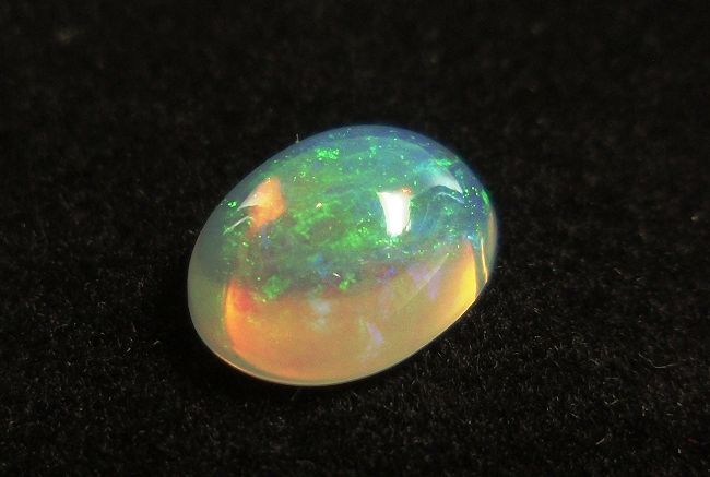 【高品質ルース】ブラジル産ホワイトオパールルース　２．００カラット　オーバルシェイプカボションカット　10x7.5mm