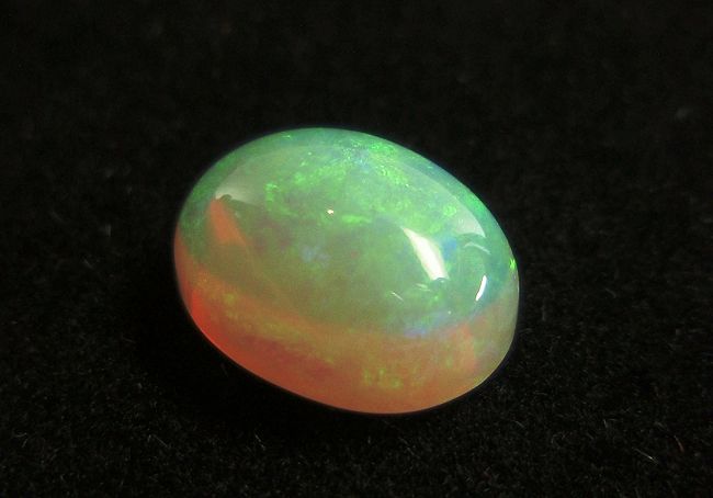 【高品質ルース】ブラジル産ホワイトオパール　２．４５カラット　オーバルシェイプカボション　10x8mm