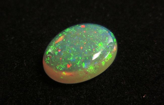 【高品質ルース】ブラジル産ホワイトオパール　２．８９カラット　オーバルシェイプカボション　12.5x9.5mm