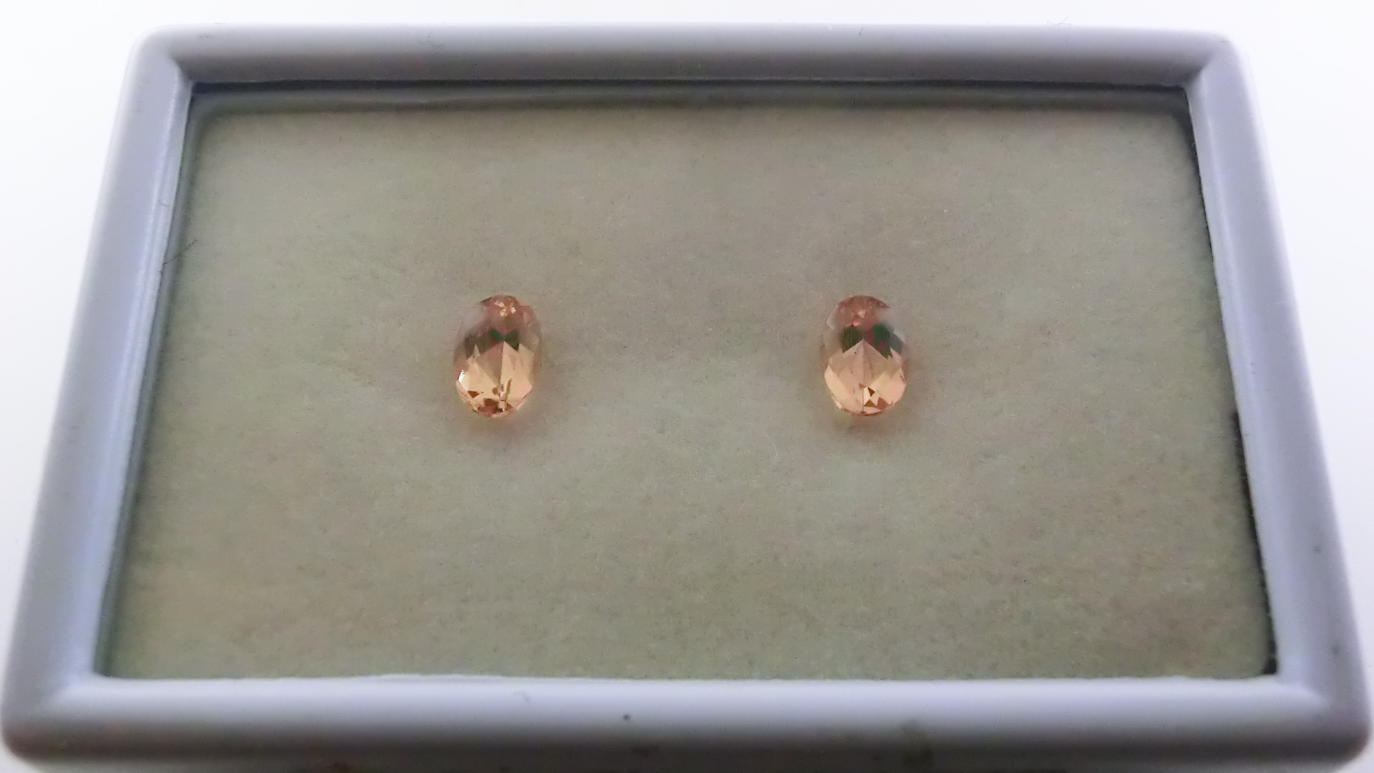 【アクセサリールース】【ペアルース】ブラジル産インペリアルトパーズルース約1.30ct.　オーバルシェイプ約6ｘ4ｍｍペアセット