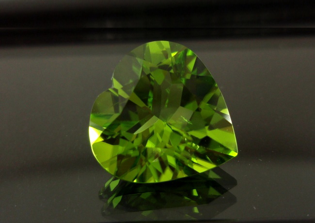 【高品質】珍しいハート！！チャイナ産ペリドットルース　5.79カラット　ハートシェイプ