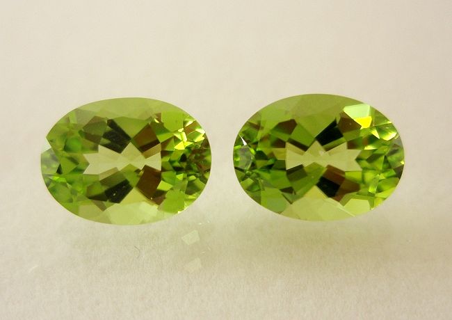 【高品質ルース】【ペアルース】　チャイナ産ペリドット合計2.60ｃｔ．　オーバルシェイプ8ｘ6ｍｍペアセット