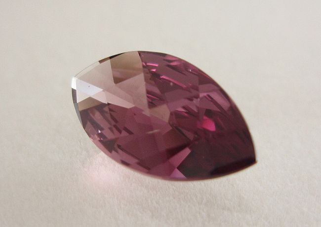 【高品質ルース】タンザニア産　ロードライトガーネット　１．５４カラット　マーキスチェッカーカット　１２ｘ６mm